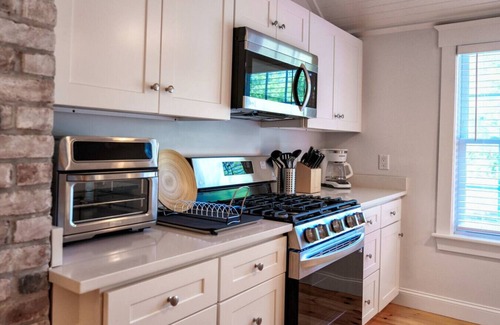 Yarmouth Port Casa | Pond front Home close to Yarmouth & Dennis Beaches