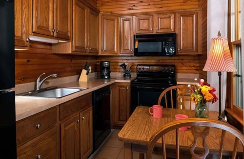 Steeles Tavern Cabina | Pond View Cabin, Hot tub and on site Spa!