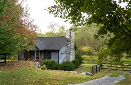 Steeles Tavern Cabina | Pond View Cabin, Hot tub and on site Spa!