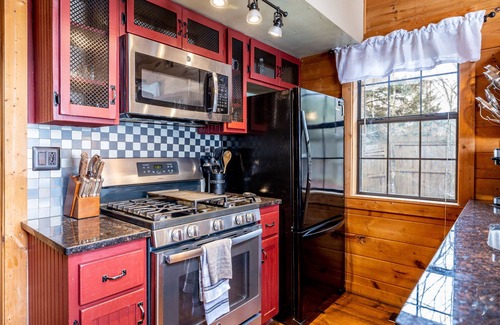 Gatlinburg - Pigeon Forge Cabina | Pond View! Great Location! Close to Attractions Family and Pet Friendly!