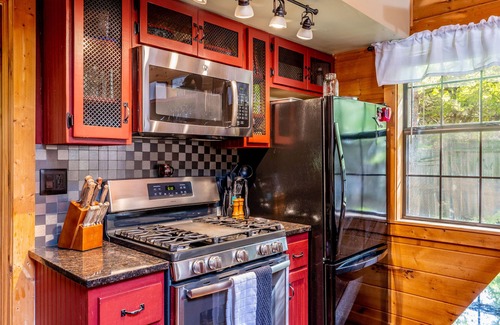 Gatlinburg - Pigeon Forge Cabina | Pond View! Great Location! Close to Attractions Family and Pet Friendly!