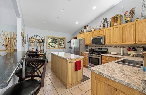 Lead Casa | Ponderosa hideaway, close to trails, Sleeps 10, with creek
