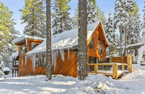 Truckee Casa | Ponderosa Pines - Custom 3 BR - Pet Friendly Private Hot Tub - Ski Shuttle