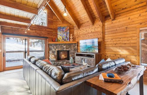 Truckee Casa | Ponderosa Pines - Custom 3 BR - Pet Friendly Private Hot Tub - Ski Shuttle