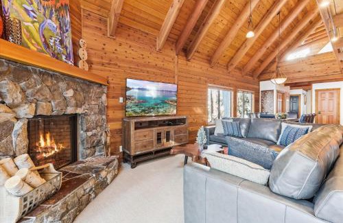 Truckee Casa | Ponderosa Pines - Custom 3 BR - Pet Friendly Private Hot Tub - Ski Shuttle