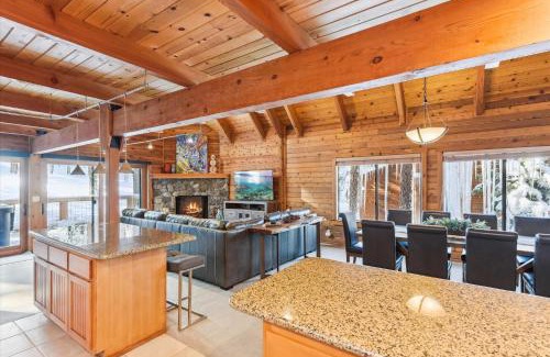 Truckee Casa | Ponderosa Pines - Custom 3 BR - Pet Friendly Private Hot Tub - Ski Shuttle