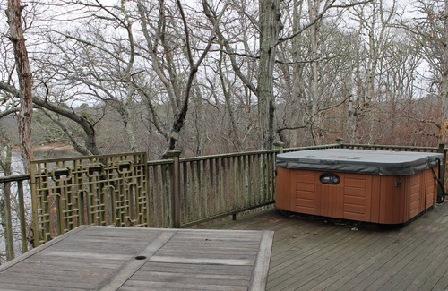 Brewster Cabaña | Pondside retreat with hot tub