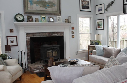 Brewster Cabaña | Pondside retreat with hot tub