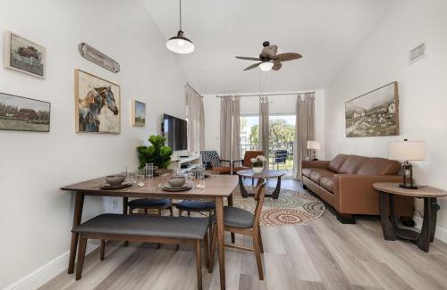 Ocean Side Village Apartamento | Pondview Modern Farmhouse Condo Half Mile to Beach