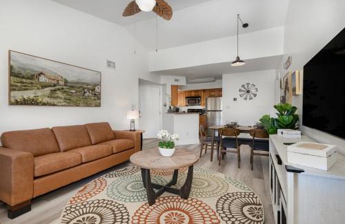 Ocean Side Village Apartamento | Pondview Modern Farmhouse Condo Half Mile to Beach