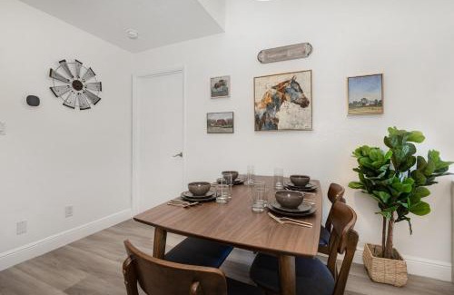 Ocean Side Village Apartamento | Pondview Modern Farmhouse Condo Half Mile to Beach