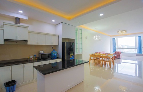 Thang Tam Apartamento | Pooh House tiene 3 dormitorios con amplias vistas al mar y brisa.