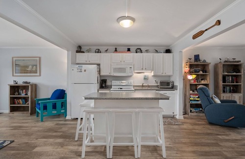 Nags Head Condominio | Pooh's Corner: Oceanfront condo & Patio, steps to the beach, dog friendly!