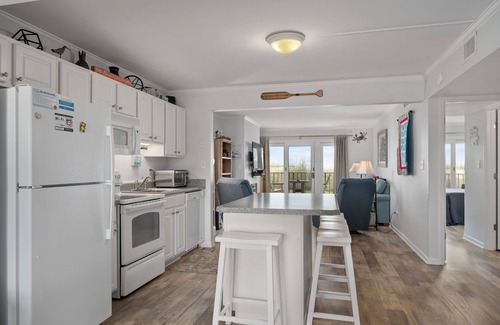Nags Head Condominio | Pooh's Corner: Oceanfront condo & Patio, steps to the beach, dog friendly!