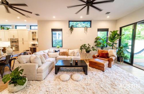 Holly Casa | Pool 4BR 3BA Sleeps 8 w Patio Grill by Austin Vacay