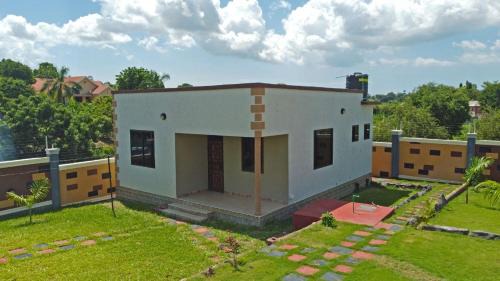 Kunduchi Villa | Pool- 5Br 4Ba- Balcony- Garden- AirCon- Parking