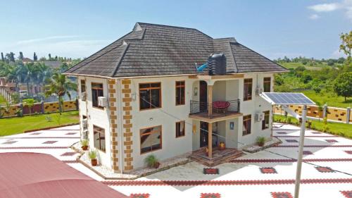 Kunduchi Villa | Pool- 5Br 4Ba- Balcony- Garden- AirCon- Parking