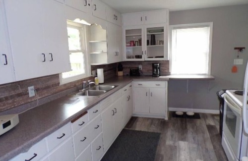 De Soto Casa | Pool 9 Guest House on Main Street, De Soto. We welcome fishermen!