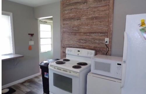 De Soto Casa | Pool 9 Guest House on Main Street, De Soto. We welcome fishermen!