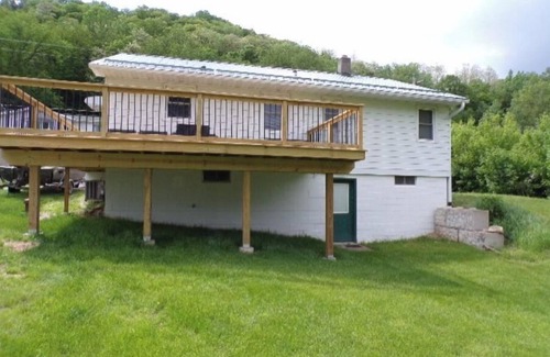 De Soto Casa | Pool 9 Guest House on Main Street, De Soto. We welcome fishermen!