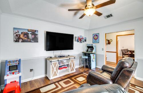 Hinesville Casa | Pool and Gameroom Family Fun Retreat in Hinesville!