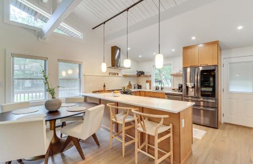 East Stroudsburg Casa | Pool and Lake Access, Yard Poconos Family Getaway