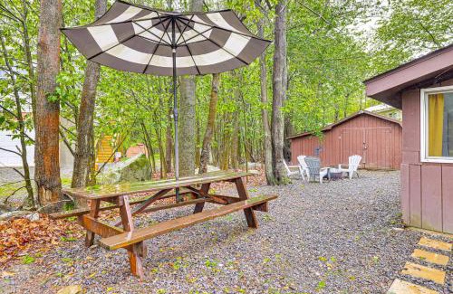 Tobyhanna Casa | Pool and Lake Access Family Poconos Cabin with Deck