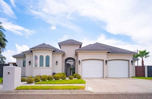 Palmhurst Casa | 4 Bedrooms/Pool/ Game room/Massive Kitchen