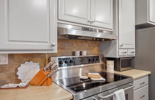 Montgomery Cabaña | Charming Cottage on Acreage Lot, Short Walk to Historic Town, Shops, & Wine Bars