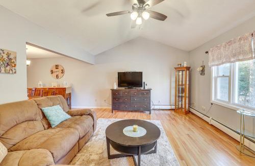 Naugatuck Apartamento | Pool, Deck and Grill Spacious Apt in Naugatuck!