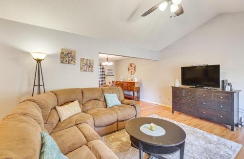 Naugatuck Apartamento | Pool, Deck and Grill Spacious Apt in Naugatuck!