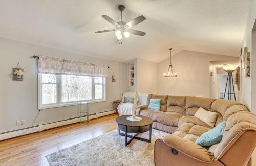 Naugatuck Apartamento | Pool, Deck and Grill Spacious Apt in Naugatuck!