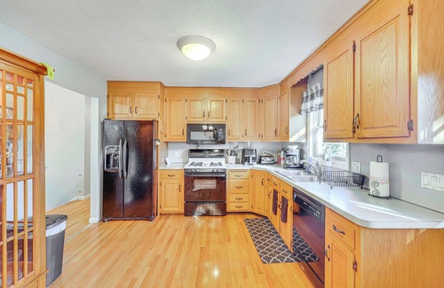 Naugatuck Apartamento | Pool, Deck & Grill: Spacious Apt in Naugatuck!