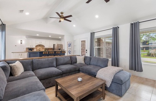 Willis Casa | Pool Fun on Lake Conroe - Gameroom - Paddleboards