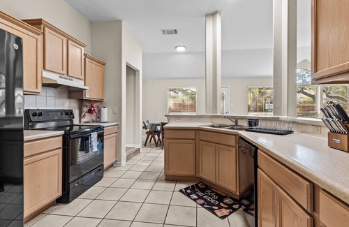 Braun's Farm Casa | Pool & Game Room By 6 Flags & SeaWorld - Sleeps 10
