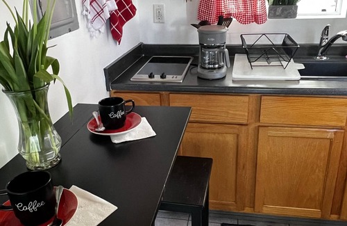 Burbank Casa | Pool Guesthouse near Hollywood & Studios