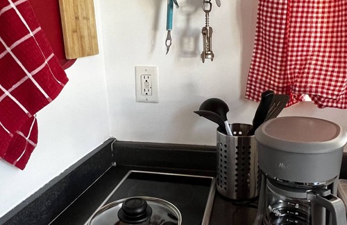Burbank Casa | Pool Guesthouse near Hollywood & Studios