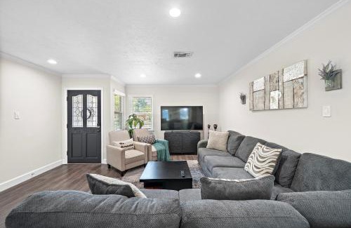 Garden Oaks Casa | Pool Home Nr Heights, Dt Games Wifi Bbq Yard