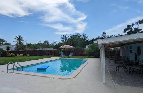 Sunny Shores Casa | Pool home on the Bay, large private yard near AMI