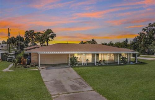 Sunny Shores Casa | Pool home on the Bay, large private yard near AMI