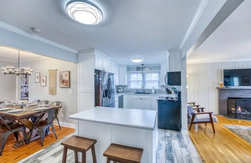 Skyland Casa | Pool! Hot Tub! 6 Miles to Downtown! Dogs Welcome!