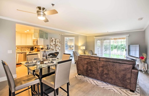 Palm Springs Condominio | Condominio moderno en Palm Springs con acceso a la piscina y al jacuzzi.