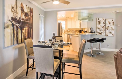 Palm Springs Condominio | Condominio moderno en Palm Springs con acceso a la piscina y al jacuzzi.