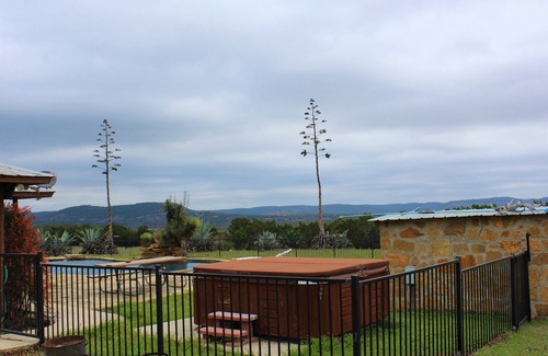 Bandera Casa | Piscina, jacuzzi, increíbles vistas, estanque de pesca abastecido y capacidad para 18!