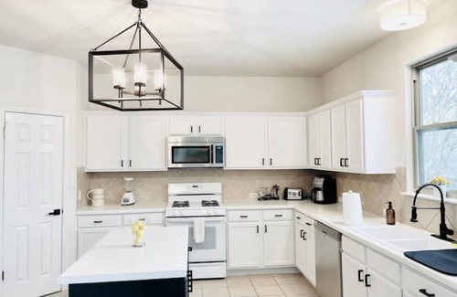 Pflugerville Casa | Pool/hot tub LUXE HUGE 4Rrms 10Beds Game rm near Kalahari!