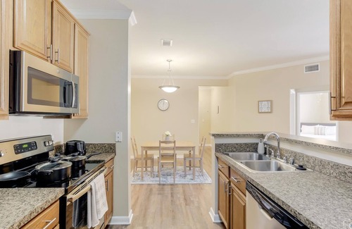 The Colony Apartamento | Pool & Hot Tub! Minutes from Andretti's and COSM - Near The Star & Legacy West!
