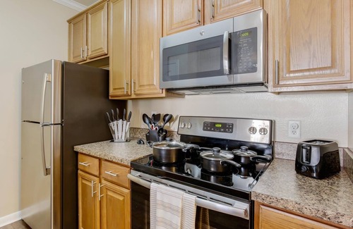 The Colony Apartamento | Pool & Hot Tub! Minutes from Andretti's and COSM - Near The Star & Legacy West!
