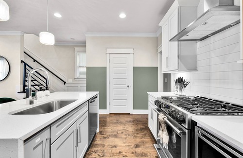 Talbot's Corner Casa | Pool & Hot Tub Oasis ★ Fire Pit & Grill ★ Rooftop ★ Mins to Broadway & Downtown!