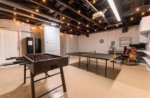 North Shearer Hills Casa | Pool/Hot Tub, Pickleball, Basketball, Putting Green, Xbox, and Game Room!