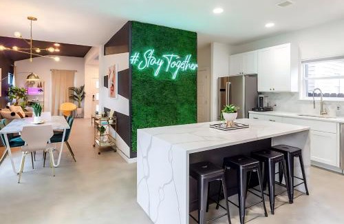 Govalle Casa | Pool Hot Tub School Bus - Downtown 5 min drive